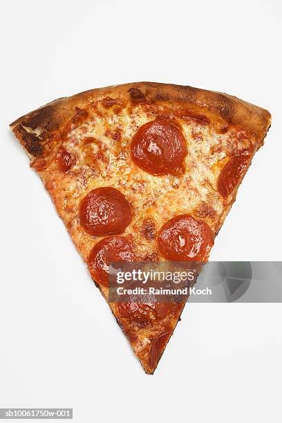slice of pizza, white background, overhead view - aliment-en-portion photos et images de collection