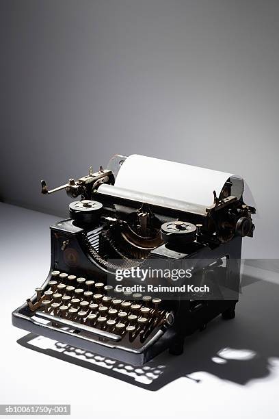 old fashioned typewriter - typewriter 個照片及圖片檔