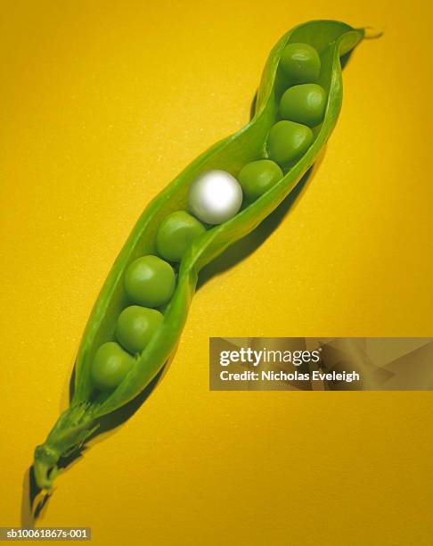 pearl inside pea pod, - baccello piselli foto e immagini stock