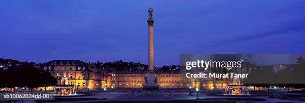 schlossplatz square with the new palace (neu schloss) and the king wilhelm jubilee column. - stuttgart duitsland stockfoto's en -beelden