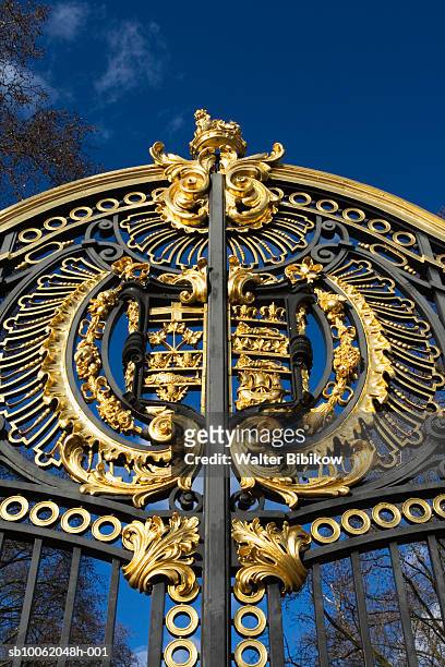 uk, london:, gate to green park by buckingham palace, low angle view - buckingham palace gates stock pictures, royalty-free photos & images
