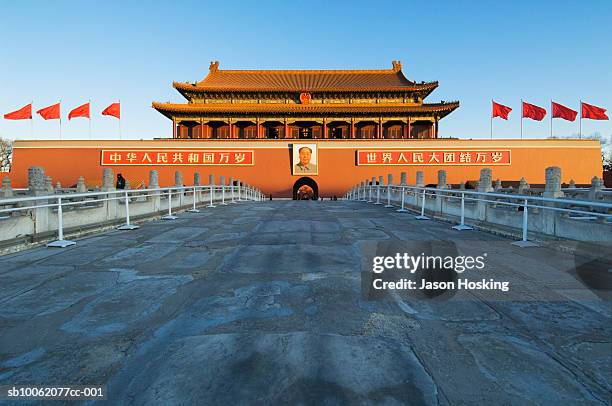 china, beijing, tiananmen square, forbidden city, gate of heavenly peace - tiananmen square stockfoto's en -beelden