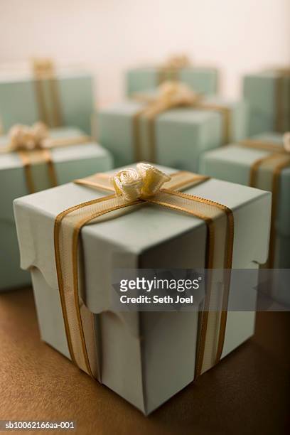 group of gift boxes decorated with white rosebuds - wedding gift stockfoto's en -beelden