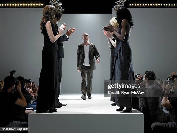 people applauding fashion designer on catwalk - stilista di moda foto e immagini stock