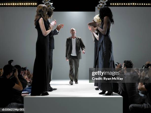 people applauding fashion designer on catwalk - pasarela moda bildbanksfoton och bilder