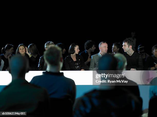 spectators sitting by catwalk at fashion show - desfile de moda fotografías e imágenes de stock