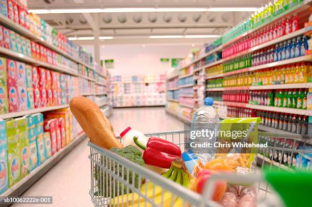 supermarket trolley filled with vegetables in aisle - cart 個照片及圖片檔