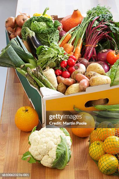 cardboard box of assorted vegetables on kitchen counter - alho francês imagens e fotografias de stock