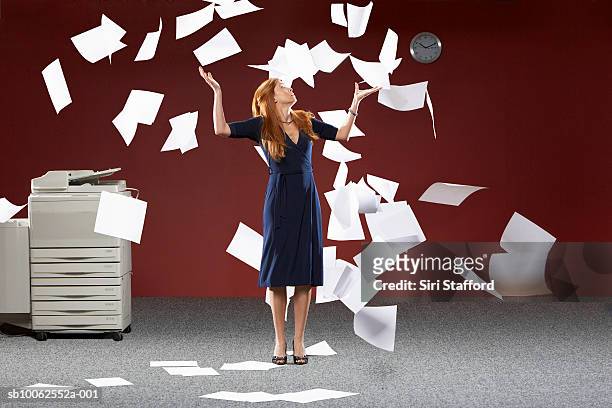 woman throwing sheets of papers in air - flip clock stockfoto's en -beelden