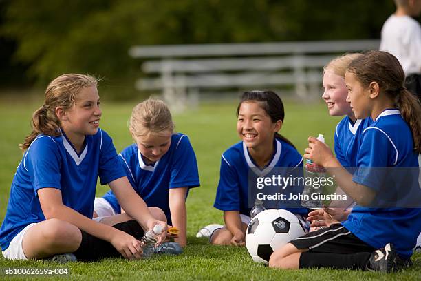 football players relaxing, smiling - fußballtrikot stock-fotos und bilder