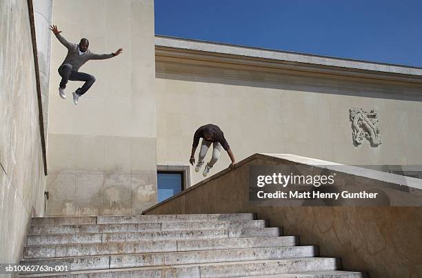 two men jumping on steps - freerunning stockfoto's en -beelden