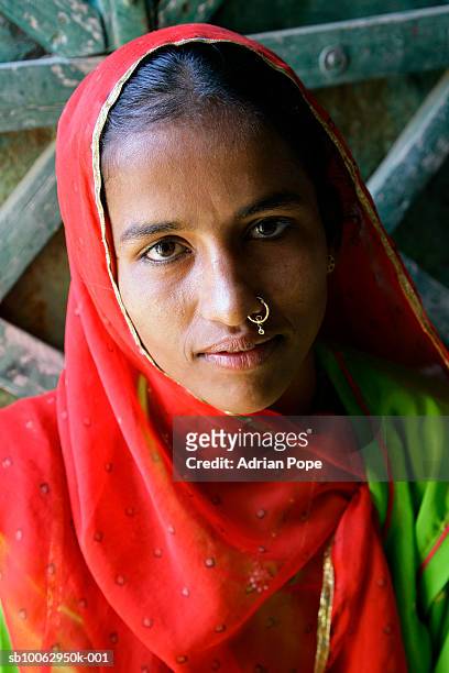 portrait of young rajastani girl wearing traditional costume - rajasthani women stock-fotos und bilder