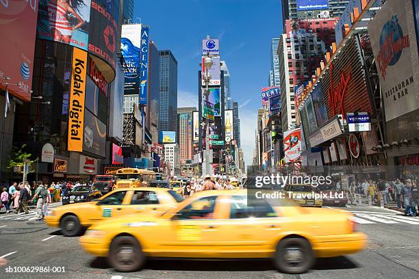 yellow cabs in times square - yellow taxi fotografías e imágenes de stock