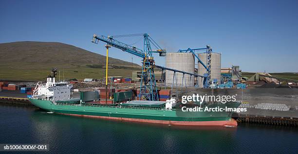 cargo vessel unloading aluminium to processing plant - aluminium boat fotografías e imágenes de stock