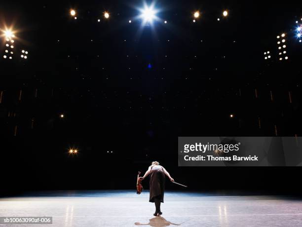 female violinist bowing on stage, rear view - saluer en s'inclinant photos et images de collection