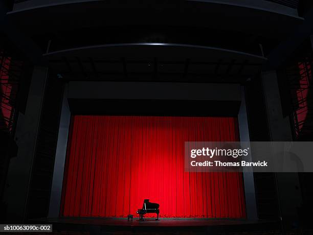 grand piano in spotlight on stage - theatrical performance imagens e fotografias de stock