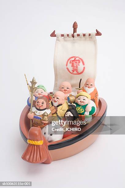 mouse and figurines in boat - shichi fukujin stockfoto's en -beelden