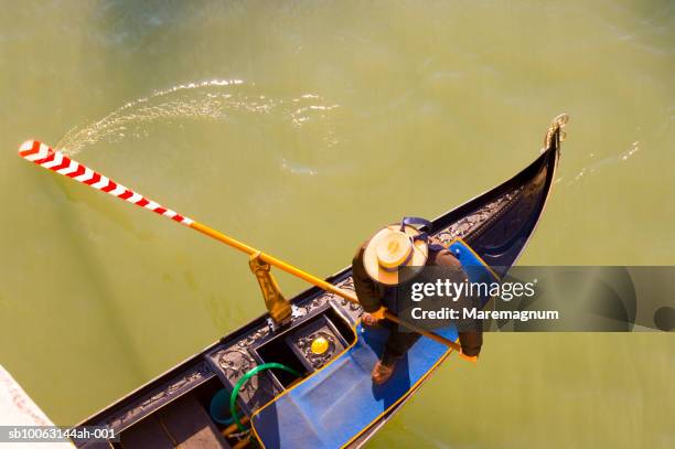italy, veneto, venice, grand canal, man rowing gondola, elevated view - gondola traditional boat stockfoto's en -beelden