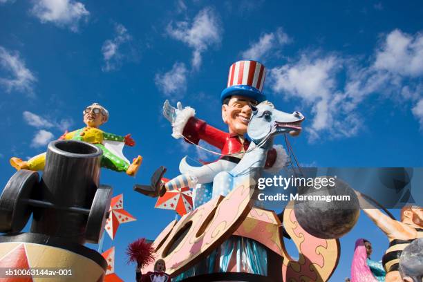 italy, tuscany, versilia, viareggio, people wearing carnival mask, low angle view - carnaval stock-fotos und bilder