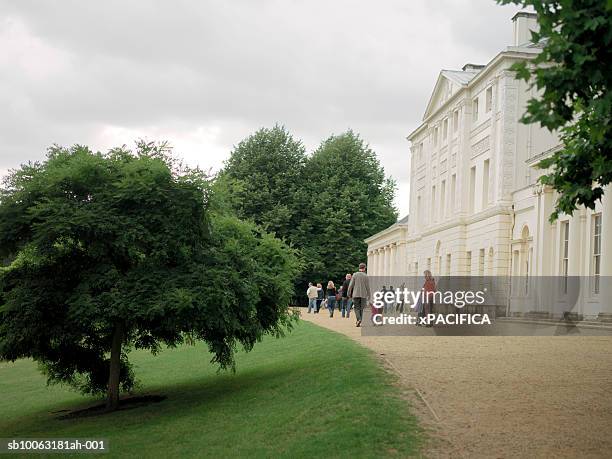 england, london, hampstead park, tourists walking by kenwood house - kenwood house - fotografias e filmes do acervo