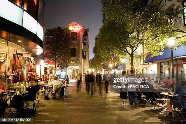 china, shanghai, xintiandi bar district, blurred motion, night - street cafe stockfoto's en -beelden