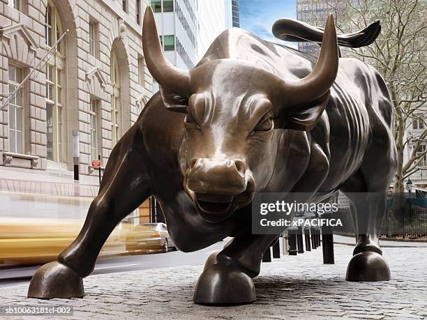 usa, new york, new york city, wall street, bronze statue of charging bull - wall street photos et images de collection