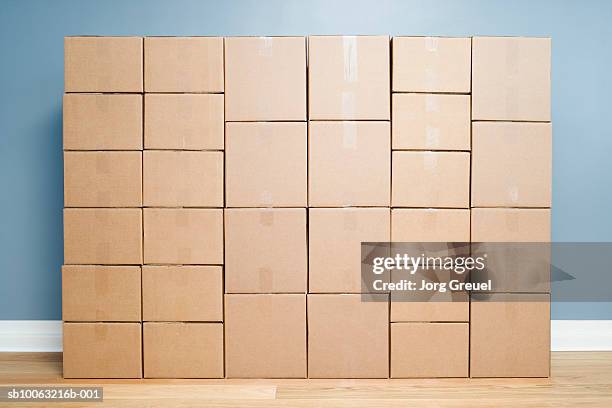 cardboard boxes stacked one on another - stack photos et images de collection