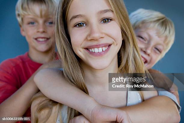 girl (10-11 years) with two boys (8-10 years), portrait, focus on foreground - 8 9 years stock pictures, royalty-free photos & images