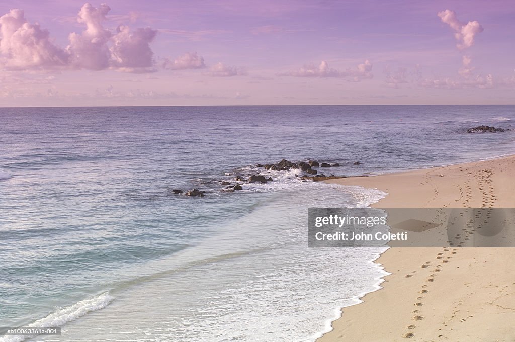 USA, Florida, Palm Beach, sunrise over beach
