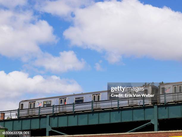 usa, new york, coney island, elevated subway cars crossing green railway above street - coney island, new york stock pictures, royalty-free photos & images