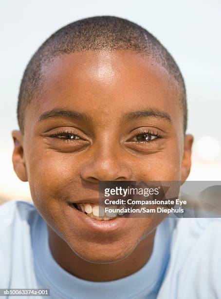 close up of smiling boy (12-13 years), portrait - 12 years stock-fotos und bilder