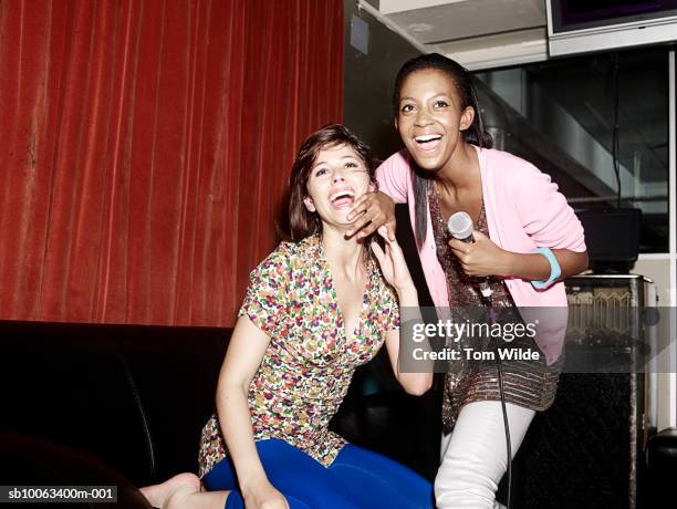 two friends singing in karaoke booth - karaokê - fotografias e filmes do acervo