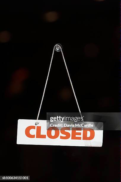 closed sign on the door of a store - cerrado imagens e fotografias de stock