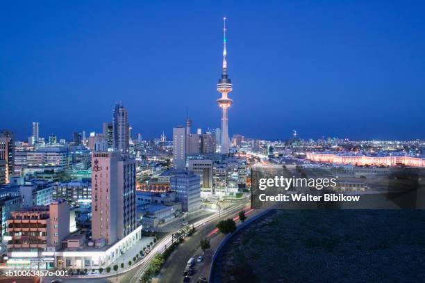 kuwait, kuwait city, cityscape at dusk - koeweit stad stockfoto's en -beelden