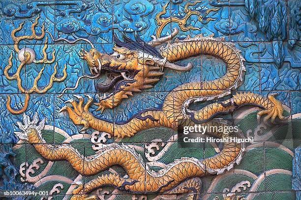 nine dragon screen, close-up - chinese draak stockfoto's en -beelden