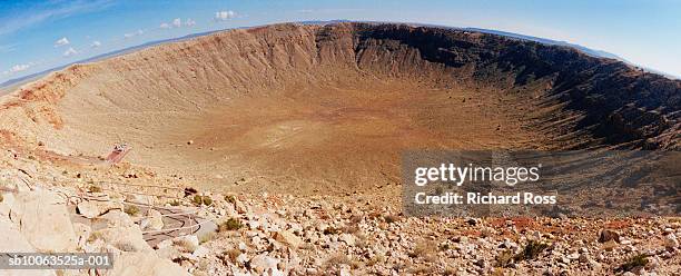 usa, arizona, winslow, meteor crater (wide-angle lens) - cratera do meteoro arizona imagens e fotografias de stock