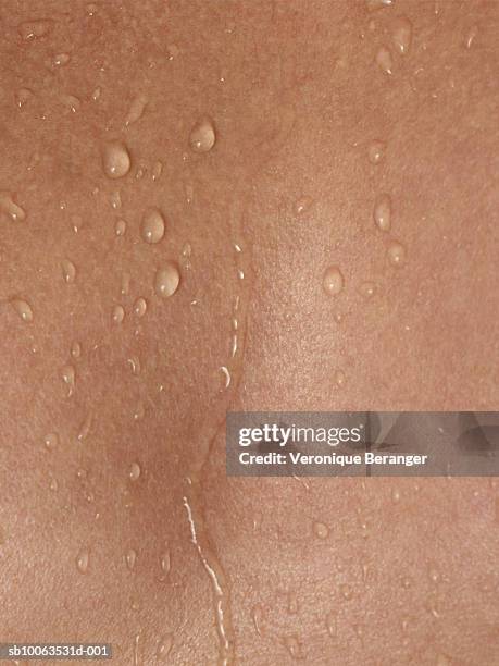 man with wet bare chest, mid section, close-up, full frame - mouillé photos et images de collection