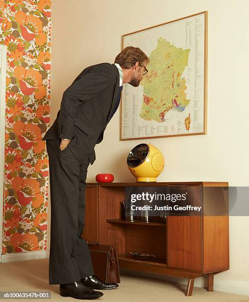 Checvking A Rmap Checking A Map Photos and Premium High Res Pictures - Getty Images
