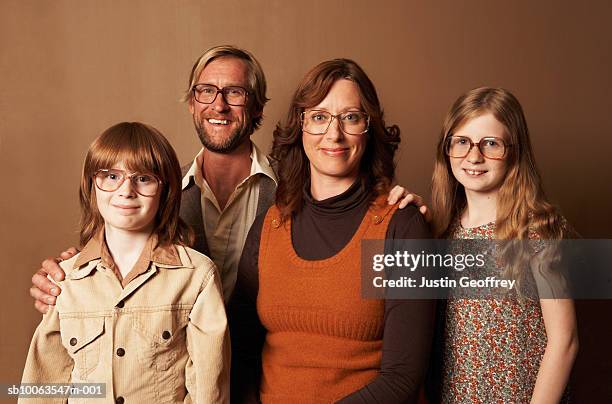 parents and two children (9-11) wearing spectacles, smiling, portrait - anos 70 imagens e fotografias de stock