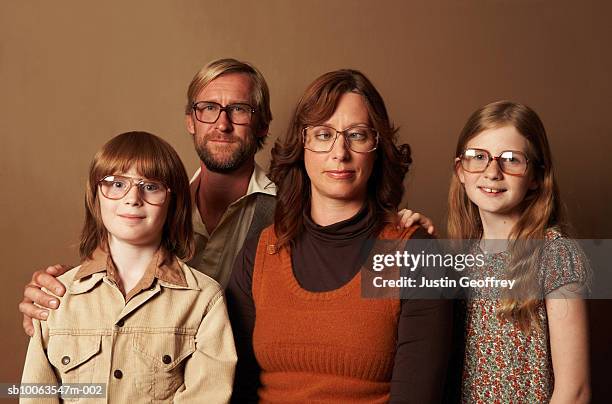 parents and two children (9-11) wearing spectacles, smiling, portrait - louche photos et images de collection