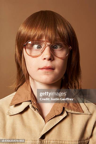 boy (8-10) wearing spectacles crossing eyes, close-up - cross eyed 個照片及圖片檔