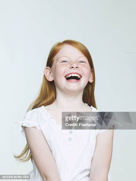 girl (8-9) laughing, close-up - child portrait studio stockfoto's en -beelden