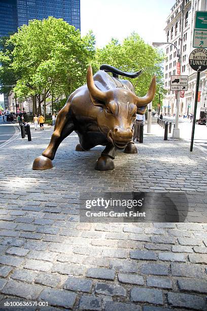 new york, new york city, bull statue at wall st - charging bull statue stock pictures, royalty-free photos & images