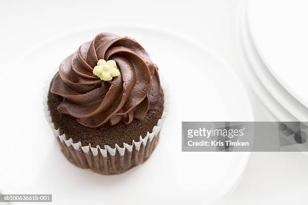 chocolate cupcake on white plate - cupcake fotografías e imágenes de stock