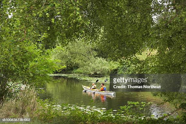 couple canoeing on lake, seattle, washington, usa - washington park arboretum stock-fotos und bilder