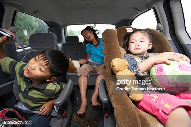 three children (1-10) travelling in car - boy singing stock-fotos und bilder