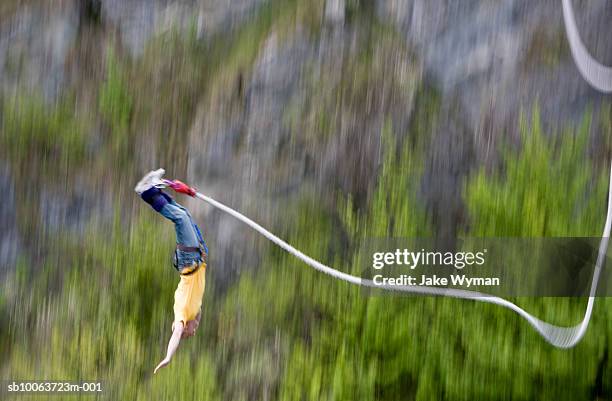 man bungee jumping, blurred motion - bungee jump - fotografias e filmes do acervo