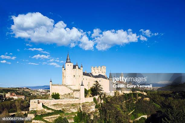 spain, castile-leon, segovia, alcazar, view from hilltop - castelo de alcázar imagens e fotografias de stock