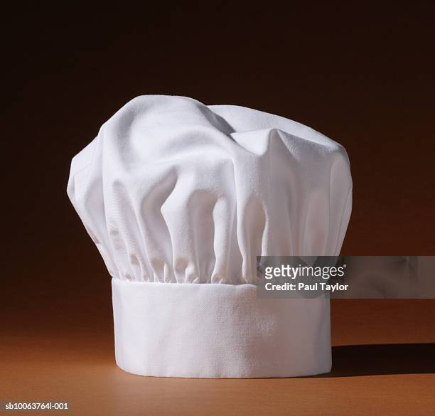 chef's hat, studio shot, close up - toque de cuisinier photos et images de collection