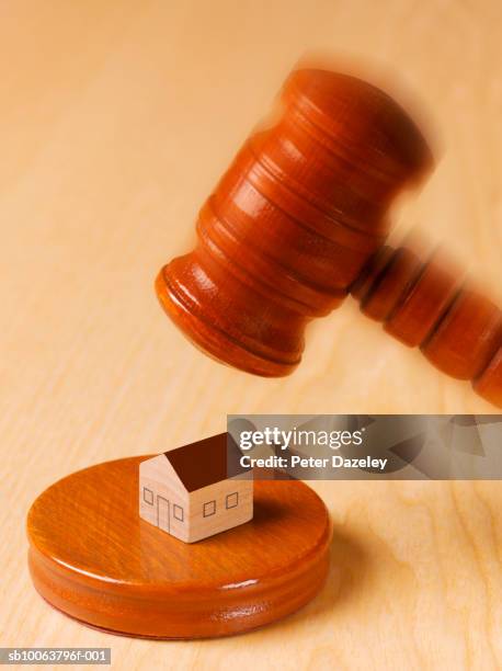 Model House Under Auctioneers Hammer Blurred Motion, Foto de stock